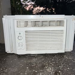 Window AC Unit! Works Great! 