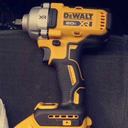 DeWalt 20v 1/2 inch Impact Wrench w/ Multiple Batteries & A Charger 