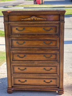 DRESSER