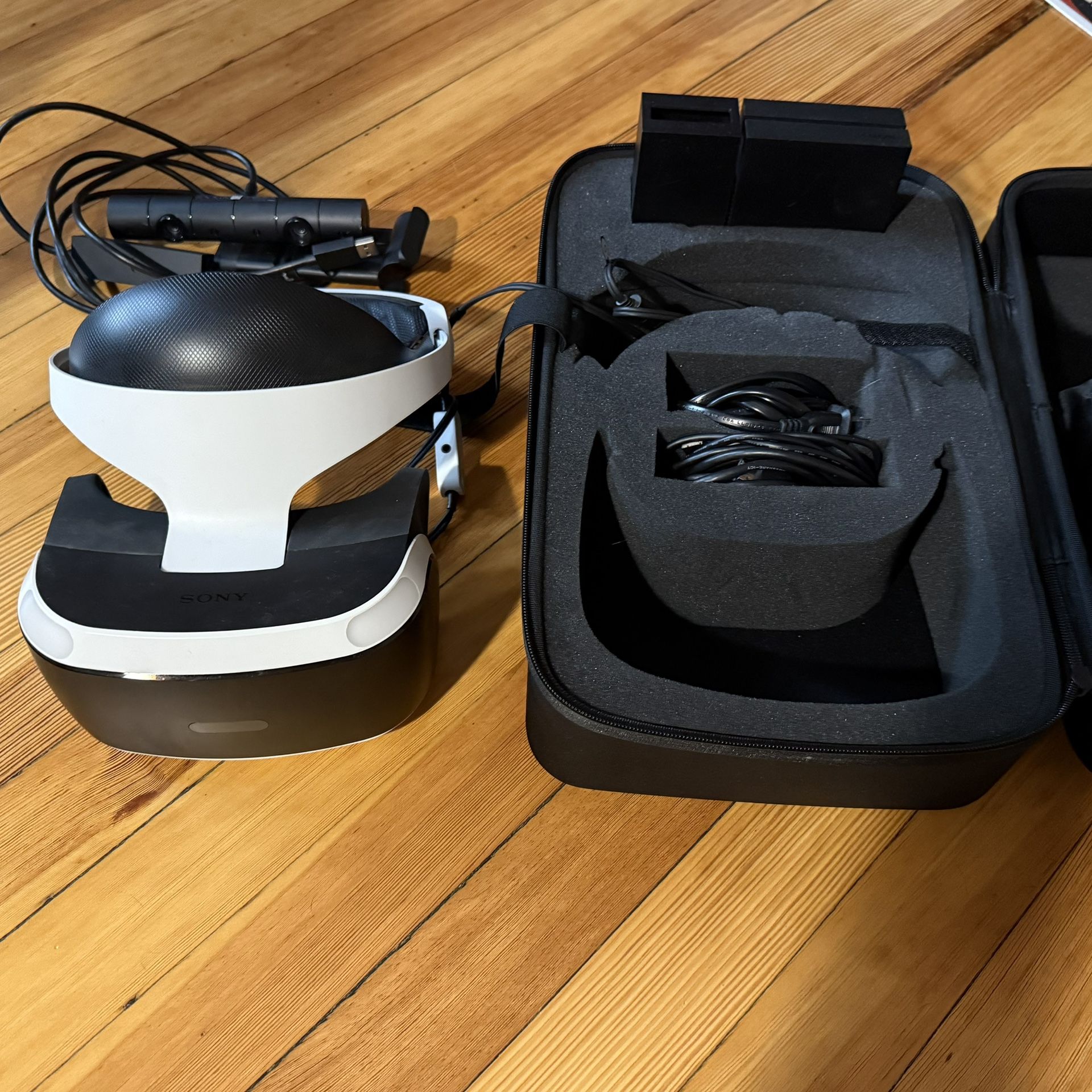 PSVR1 With Controllers/Camera/Case