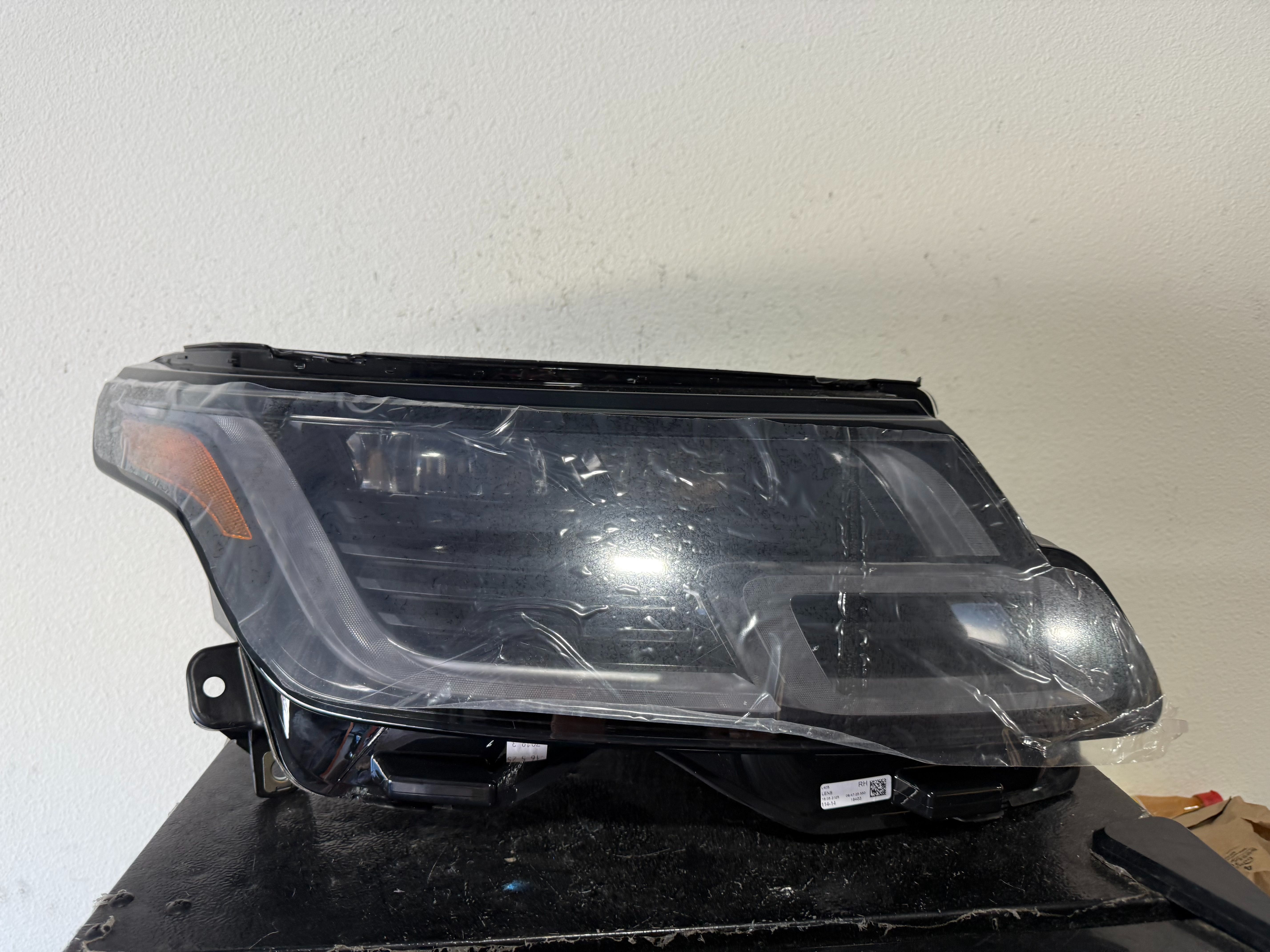 RANGE ROVER HSE RIGHT HEADLIGHT 2022