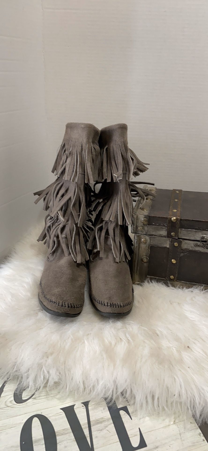 Minnetonka #1631T Gray Calf Hi 3 Layer Fringe Suede Boot Size 9