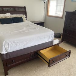 Solid wood platform bedroom set with bedside table and chest of drawers