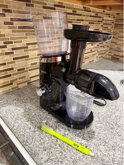 Aeitto Cold Press Juicer Machine, Compact Single Serve Slow Masticating Juicer, High-Yield Vegetable and Fruit Juice Maker, Easy to Clean, Non-BPA, Bl