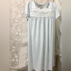 VINTAGE MISS ELAINE LIGHT BLUE SIZE MEDIUM NIGHTGOWN Style