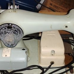 Lime Green 1930 G.E Sewing Machine Still Works Everything There Garage Kept. 