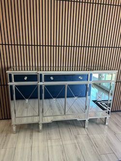 Mirrored cabinet