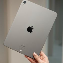 iPad Air 5th Gen 11” – Apple Pencil Included – Like New