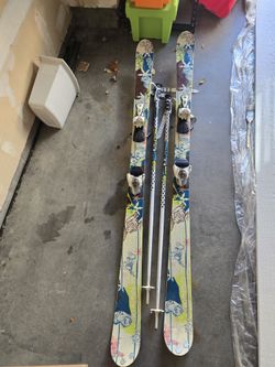 K2 MissDemeanor twin-tip skis