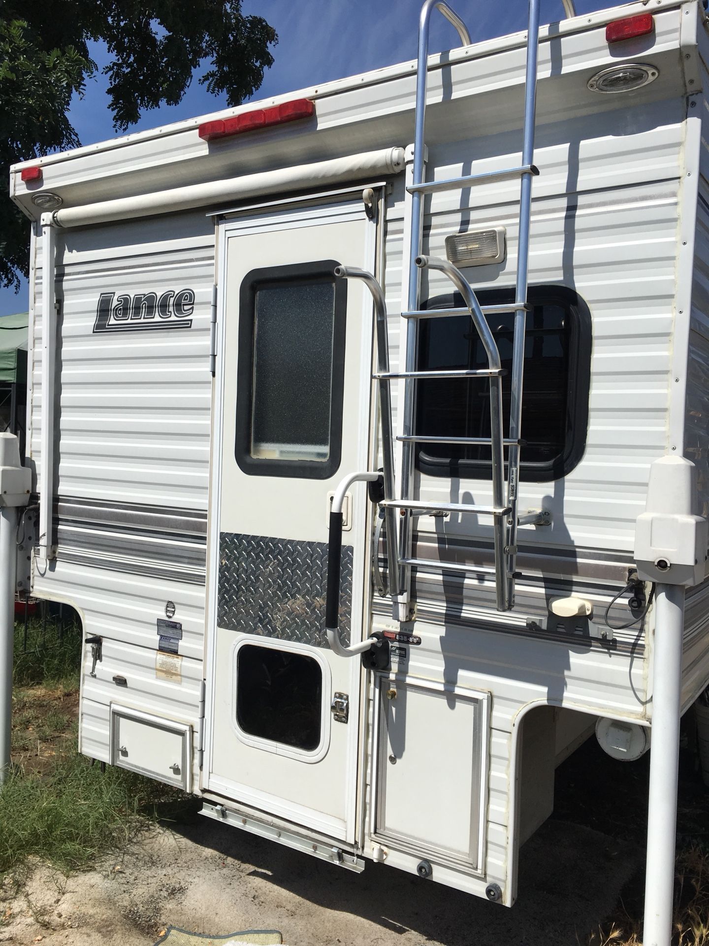 Lance 835 Truck Camper