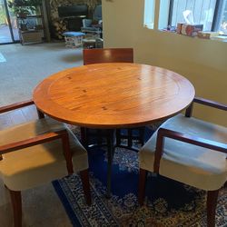 Round Wooden Dining Room Table With 3 Plush Chairs