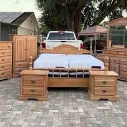 Beautiful 7-piece size King bedroom set with mattress and box spring in perfect condition. I can deliver for an additional cost. 