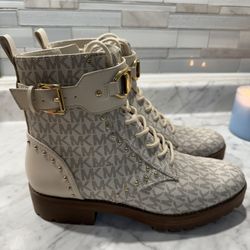 Authentic MK boots 7.5
