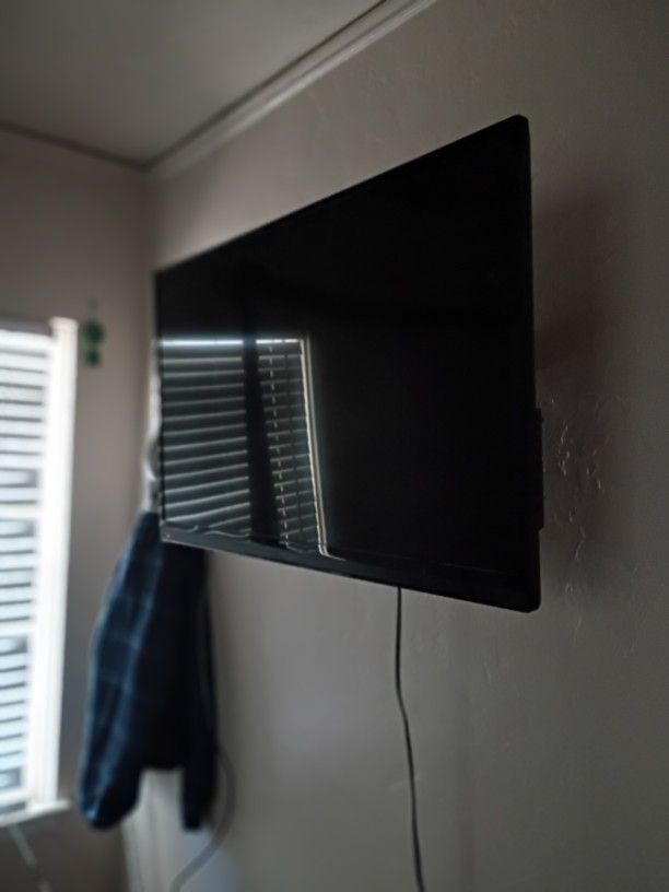 Tv With Wall Mount 