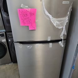 New Frigidaire 18cu Ft Apartment Size Stainless Steel Top Freezer Refrigerator 