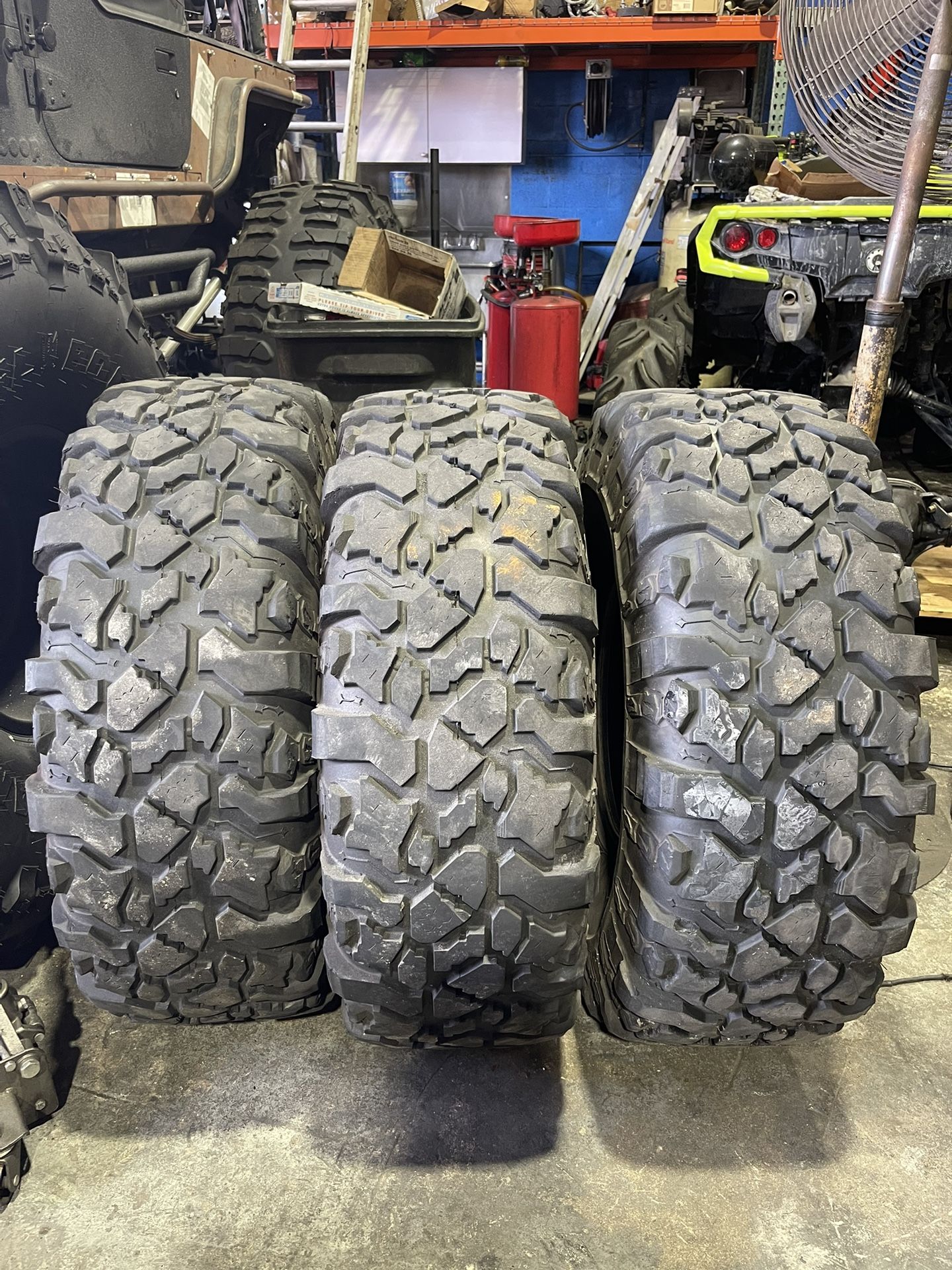 3 Tires Pit Bull Rockers 41.5x13.5R17