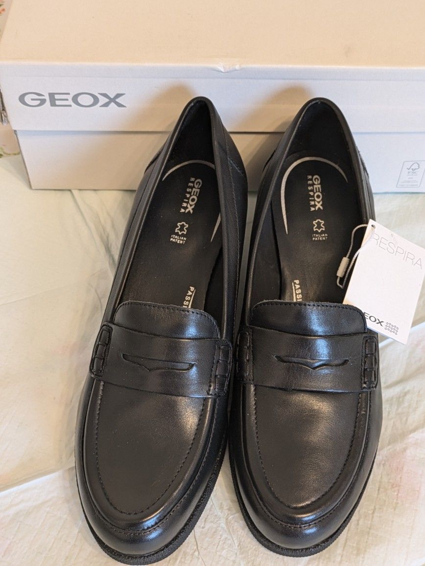 GEOX
Italian brand GEOX WOMENS/LADIES ANYLLA LEATHER WEDGE MOCCASINS ( Size 9)