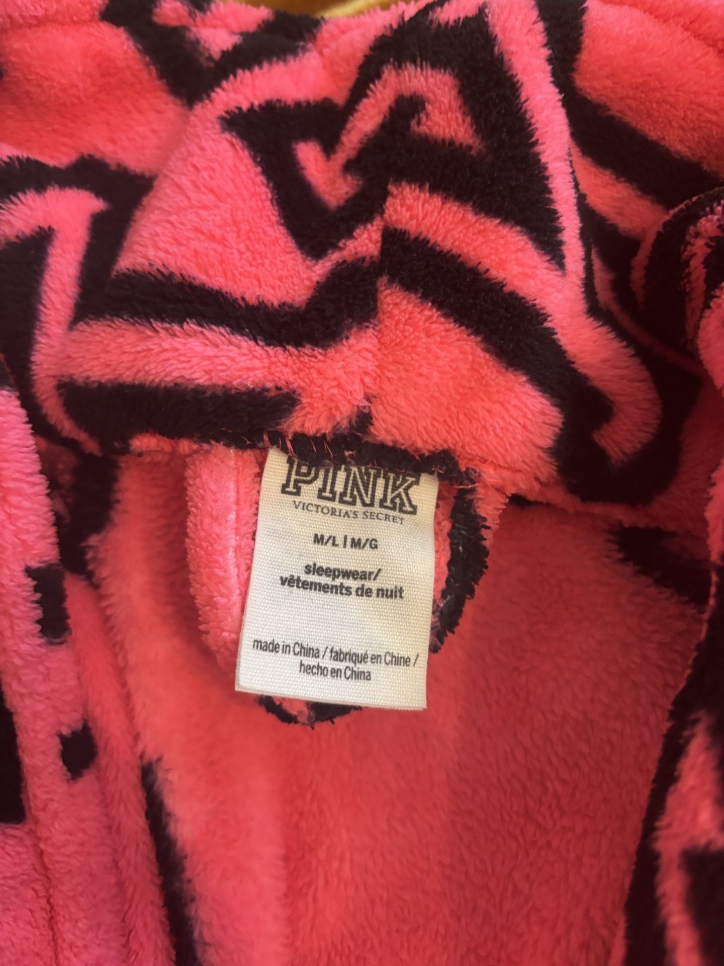 Cozy Hot Pink W/ Blk M/LG Robe ( Worn Once) Pick Up Near Labrea & San Vicente 90019 Women’s/ Girls