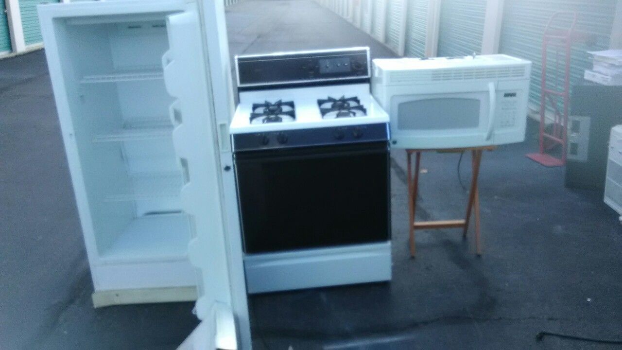 Kitchen combo bundle gas self-cleaning stove full size up right freezer, 1000 watt microwave excellent working condition delivery is possible