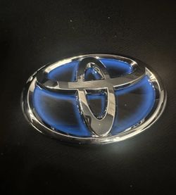 NEW OEM 2016-2017 TOYOTA GRILLE EMBLEM 75(contact info removed)0