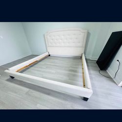 King size bedframe in perfect condition! Aventura