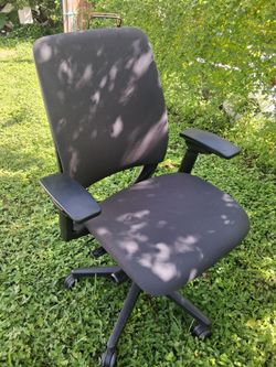 VERY NICE ADJUSTABLE STEELCASE OFFICE CHAIR
