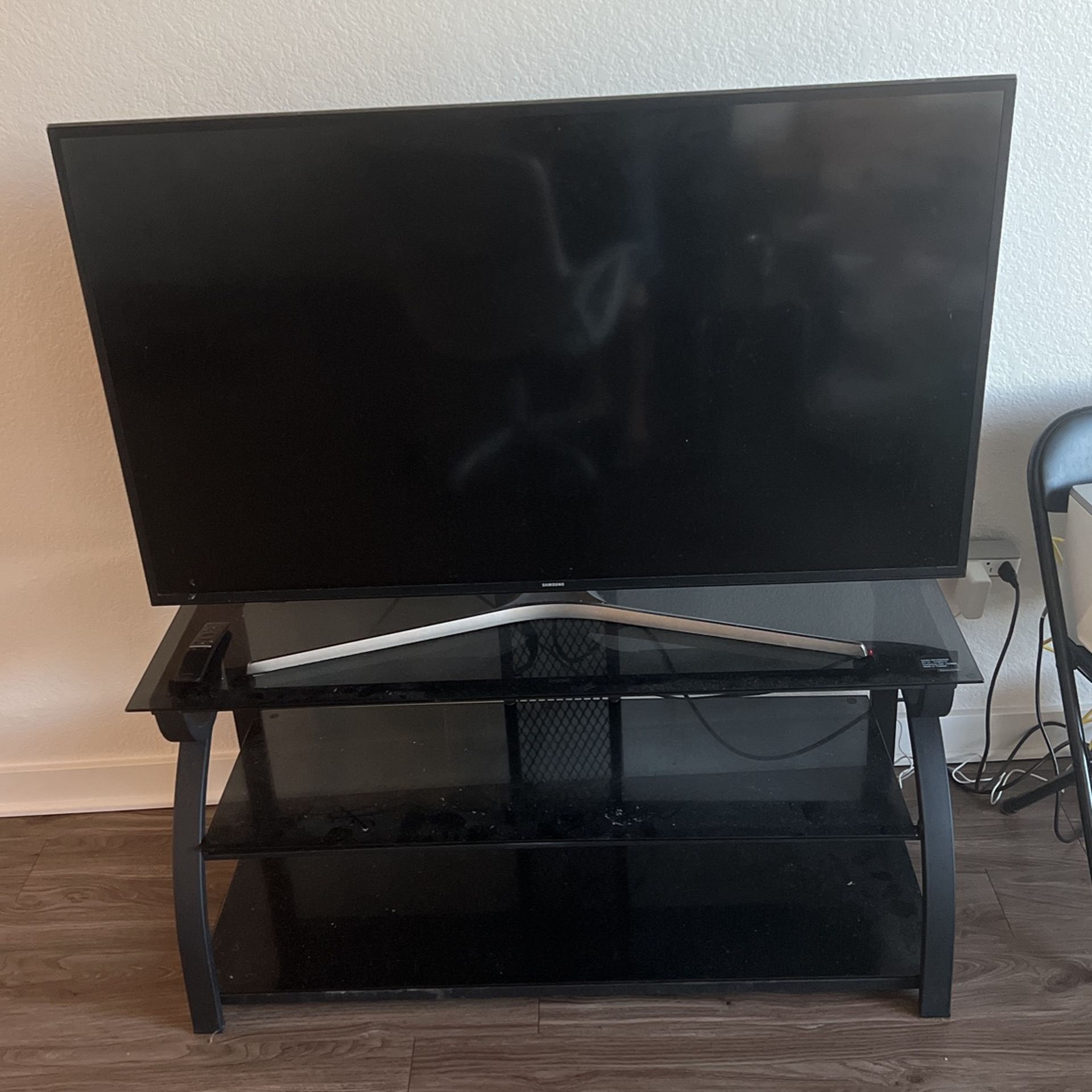 52 Inch Samsung Smart Tv With Smart Remote And Glass Tv Stand