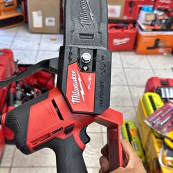 Milwaukee m12 fuel hatchet chainsaw with battery