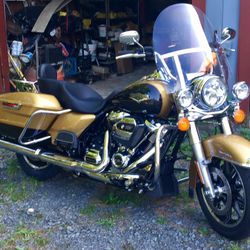 2017 Harley Road King Gold