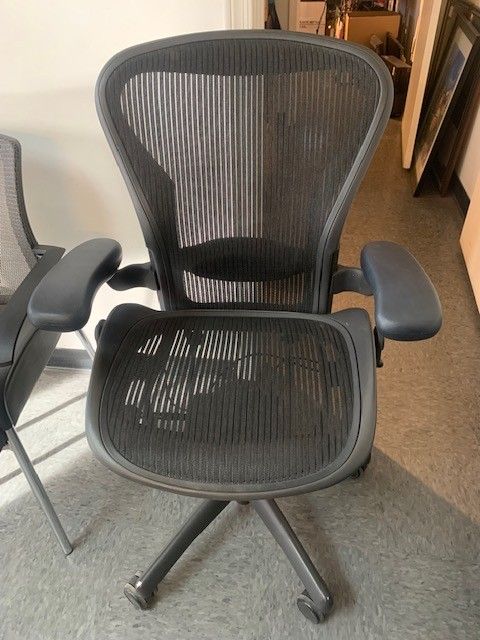Herman Miller Aeron Chair B Size Mesh Adjustable Pre owned/Used - Main Image