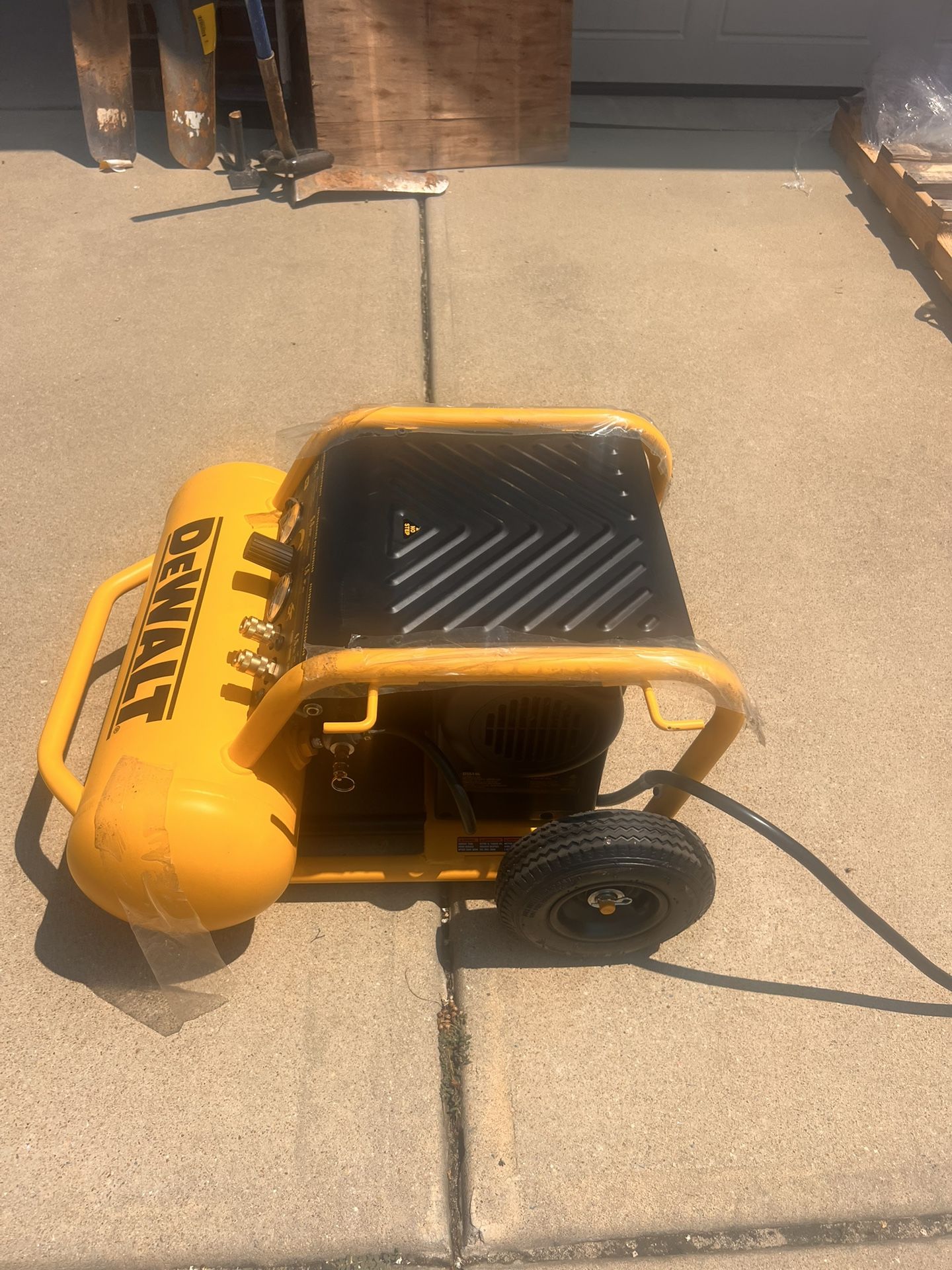Brand new DEWALT portable compressor 225 PSI ,4.5 Gal with step.