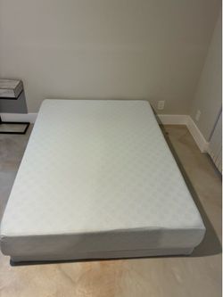 Mattress (bed) w/ box spring & memory foam topper
