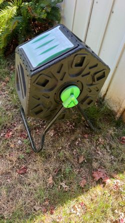Outdoor raised compost spinning bin