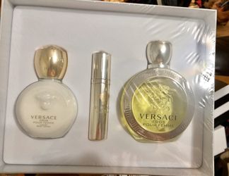 🌟 Versace women’s perfume set authentic and brand new 🌟 Price is FIRM ‼️ serious inquires only ❗️NO TRADES 🚫