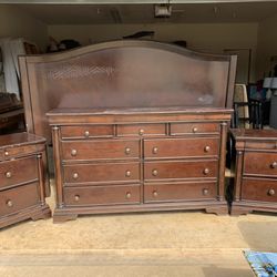 King Bed With Dressers