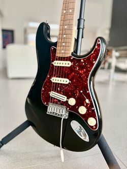 FS/FT: Fender American Stratocaster Electric Guitar