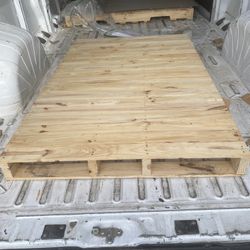 rustic looking closed boards wood pallets making bed cat dog chicken cage 62”x39.5”x5”