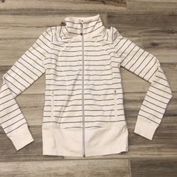  lululemon Nice Asana jacket is a fitted athletic jacket featuring striped fabric, a full-zip front, and side pockets. 