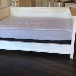 Bed ..Beautiful Full Size Daybed