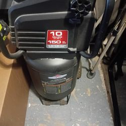 Brigg's And Stratton 10 Gallon Compressor 