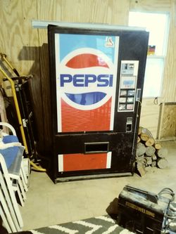 Class is working Pepsi soda vending machine