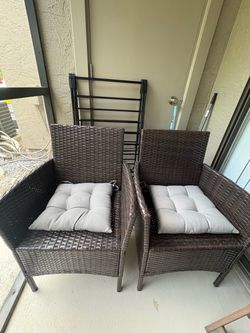 Set of patio chair with cushions