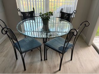 Dining table/ coffee table with 4 chairs