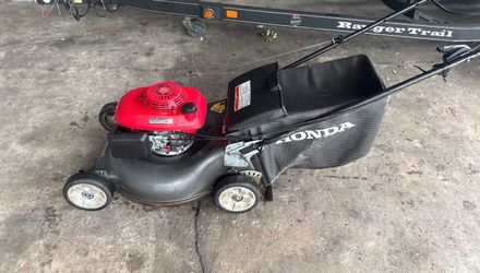 Honda pushing lawn mower