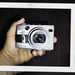 Sony DSC-V1 Cyber-shot 5MP Digital Camera w/ 4x Optical Zoom