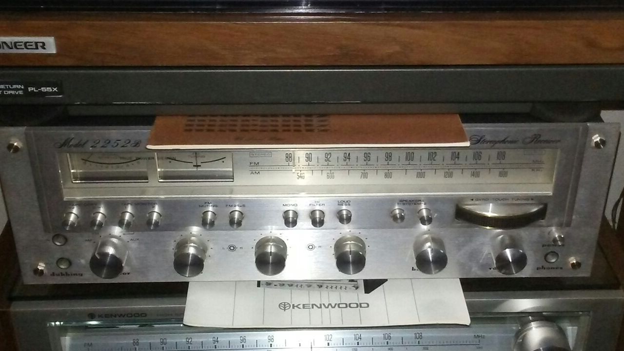 Vintage Marantz 2252b stereo receiver