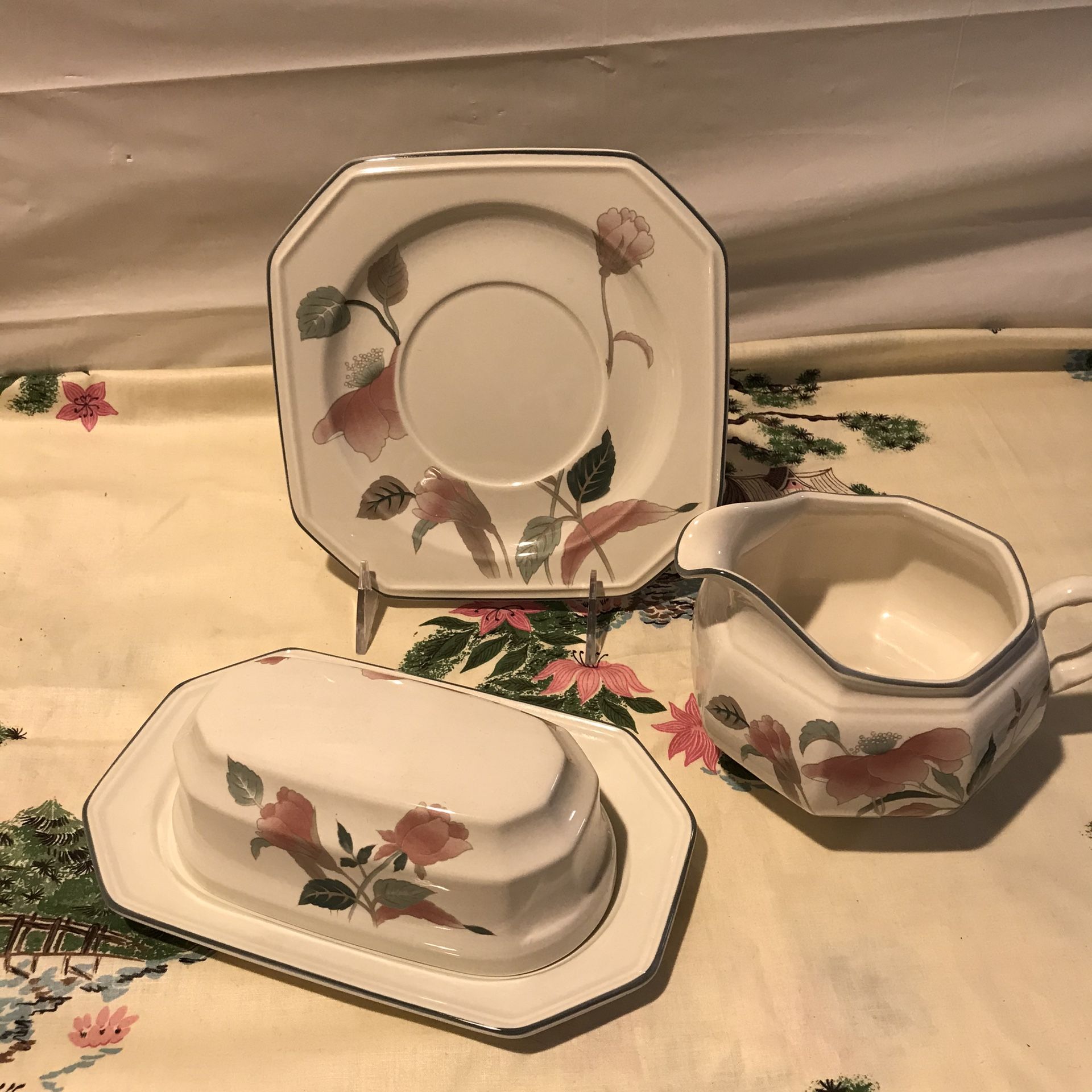 NWOT MIKASA f-3003 silk flowers gravy boat w under-plate & butter dish set. Pristine condition.