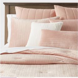 Threshold Queen 8 piece velvet comforter set in pink