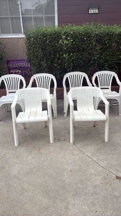 6 Plastic chairs