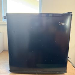 Midea personal fridge